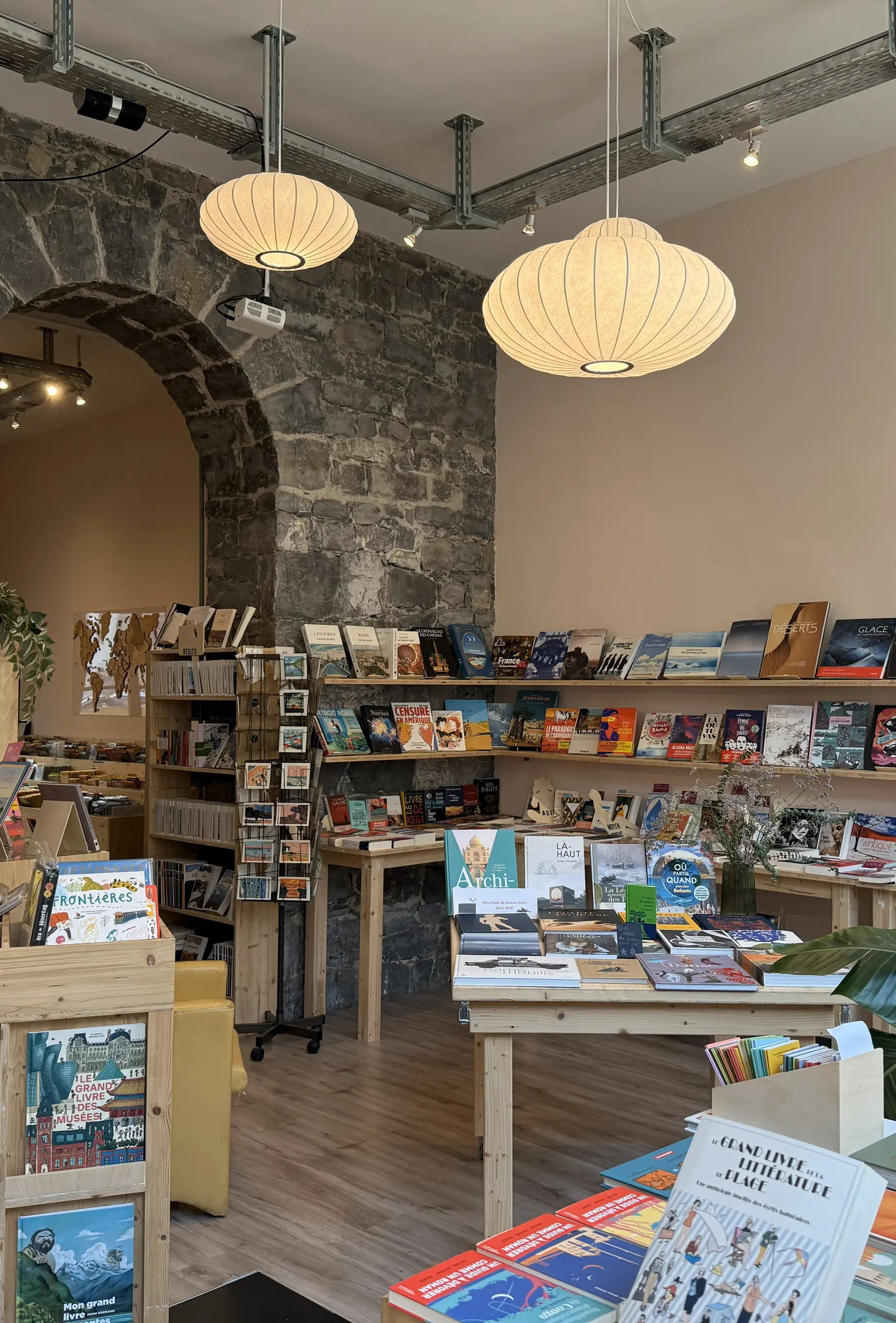 Photo de l'intérieur de la librairie "Le Vent des Routes".