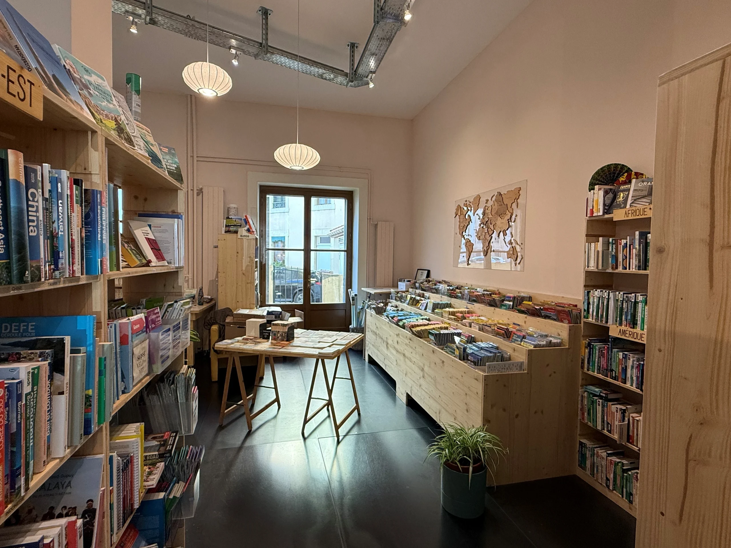 Photo de l'intérieur de la librairie "Le Vent des Routes".